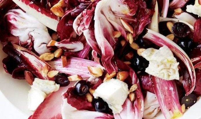 Салат из радиччио, козьего сыра, винограда и тимьяна