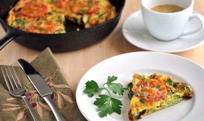 Омлет с брокколи и помидорами