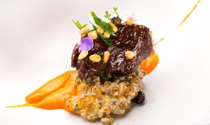 Телячьи щечки с ризотто из пшеницы и эмульсией из красного перца