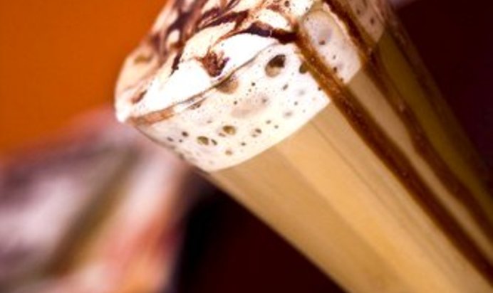 Ледяной карамельный кофе