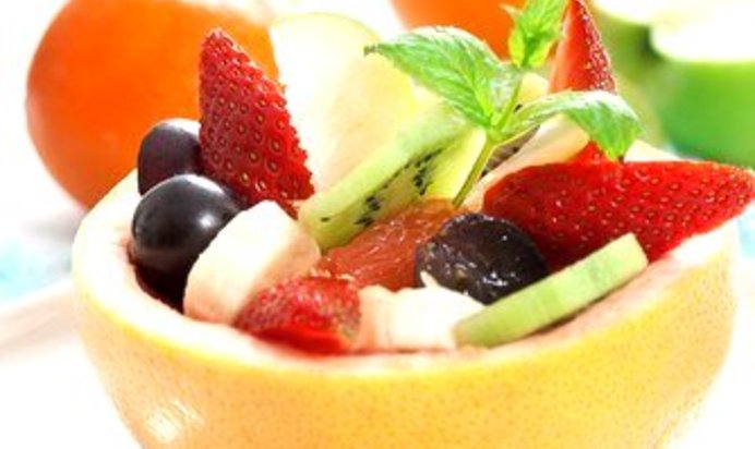 Сладкий салат из бананов, винограда, ананаса и цитрусов