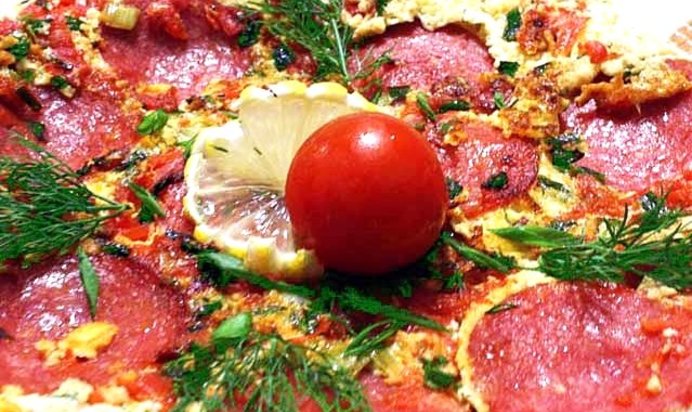 Омлет с колбасой, помидорами и сыром