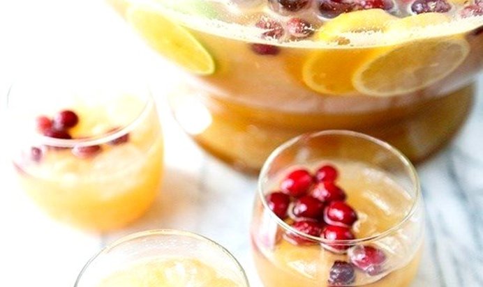 Праздничный пунш из цитрусовых , рома и амаретто