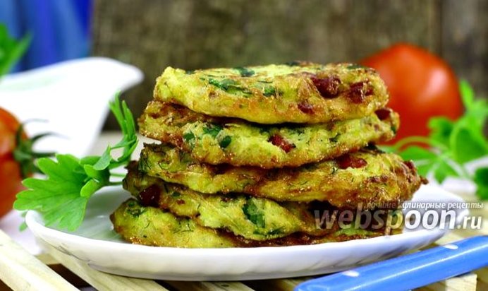 Оладьи из кабачков с колбасой