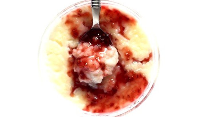 Ризотто с кокосовым молоком, печеными сливами и красной смородиной