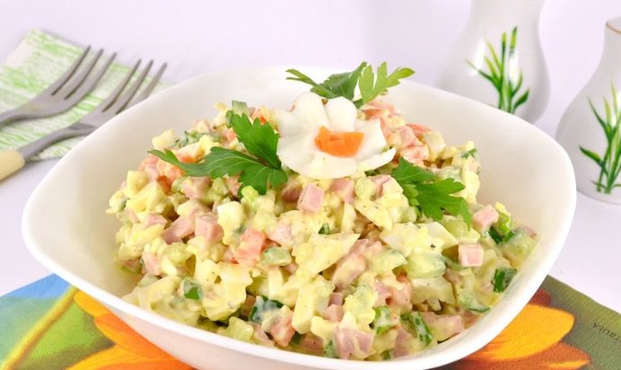 Салат с колбасой и плавленным сыром