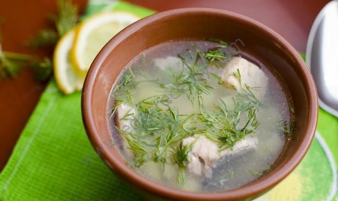 Рыбный суп уха из голов семги