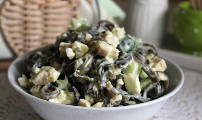 Салат с консервированным кальмаром и морской капустой