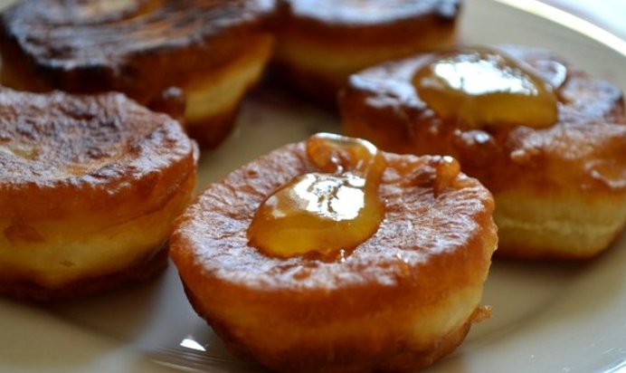 Дрожжевые оладьи на кислом молоке