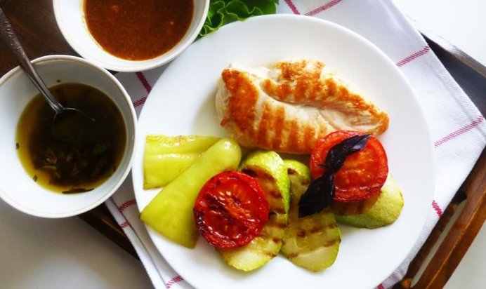 Куриная грудка и овощи на гриле с двумя соусами