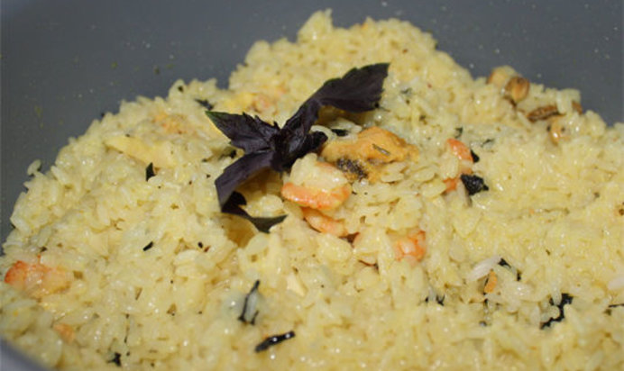 Быстрый плов с морепродуктами и базиликом