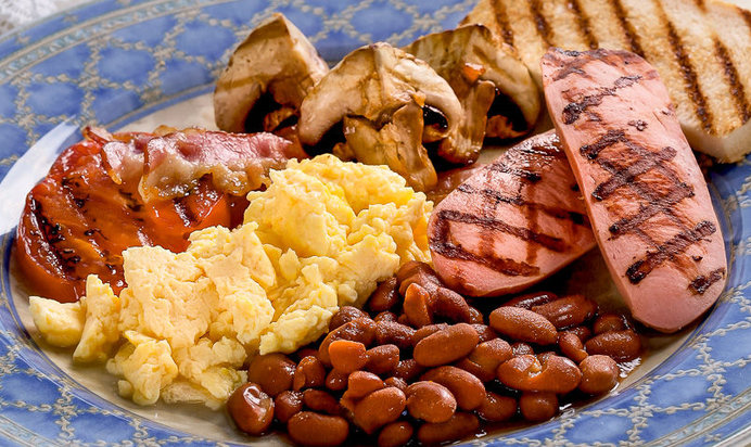 Английский завтрак (яйца, сосиски, грибы, фасоль, помидоры, тосты и чай с молоком)