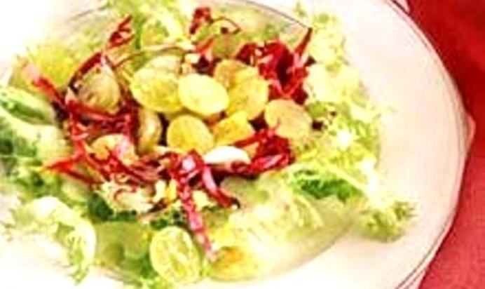 Салат с сельдереем и виноградом