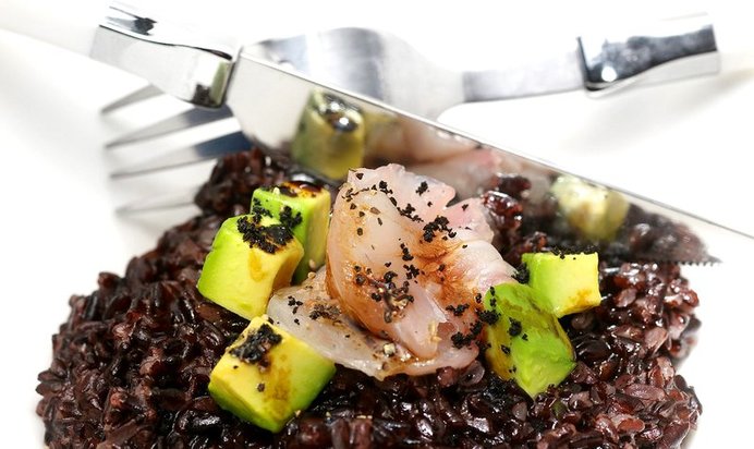 Ризотто из риса венере с авокадо и карпаччо из сибаса