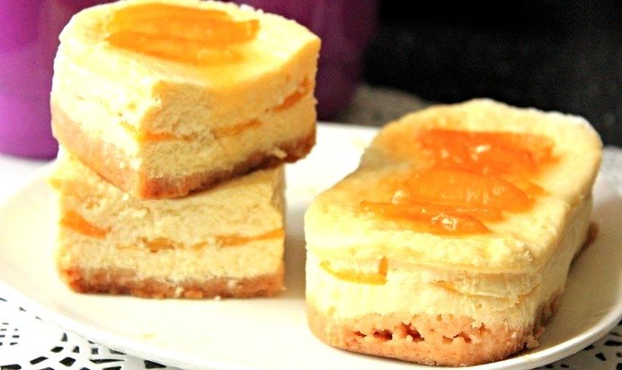 Творожная запеканка с кокосом и персиками