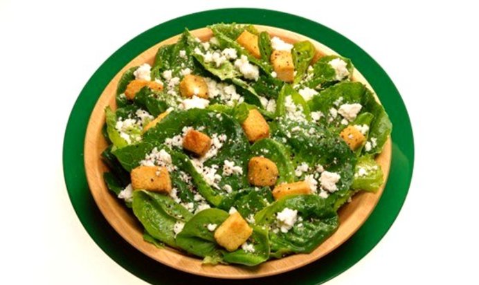 Салат «Цезарь» с приправленными зеленью крутонами