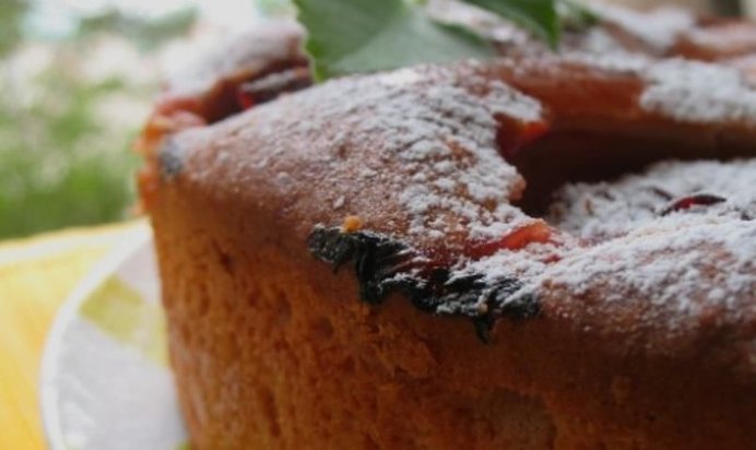 Шарлотка сливовая пышная