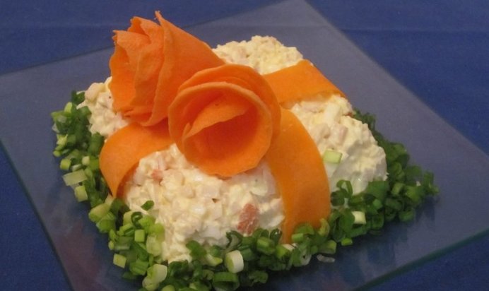 Салат Подарок с креветками и кальмарами