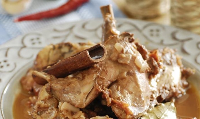 Шарлотка со сливами в мультиварке