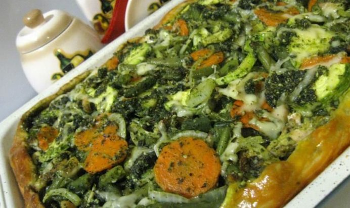 Пирог с овощами, куриными крылышками и песто