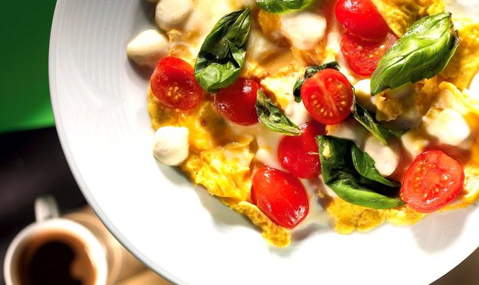 Омлет с моцареллой и помидорами