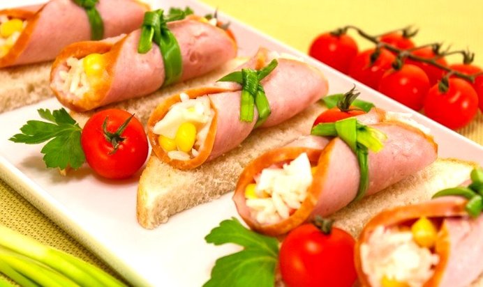 Бутерброды с рулетиками из ветчины и салатом