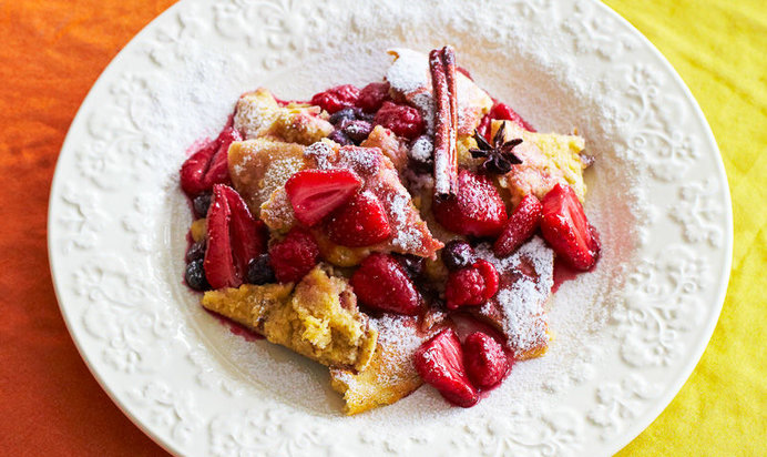 Суфле-омлет на сковороде с ягодным соусом