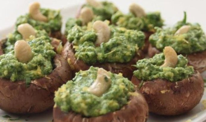 Шампиньоны, фаршированные соусом песто