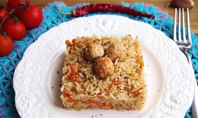 Плов с фрикадельками в духовке