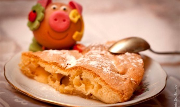 Шарлотка яблочная со сливочным маслом