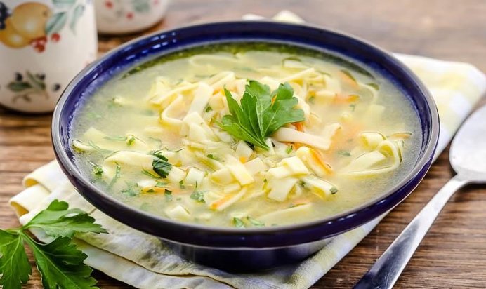 Суп с домашней лапшой на курином бульоне