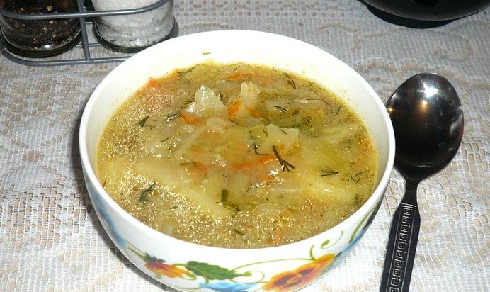 Щи на курином бульоне с луком пореем