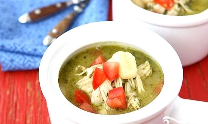Суп с куриными грудками, ньокки и соусом Песто