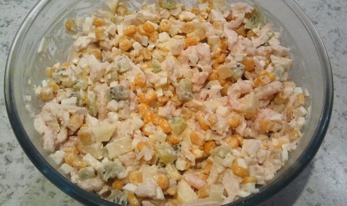 Салат с киви и креветками