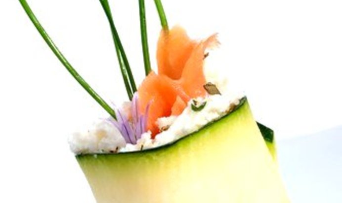 Суши из цукини с лососем и укропным соусом