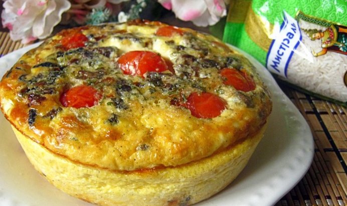 Омлет с опятами, черри и рисом