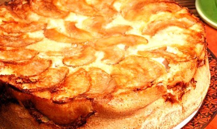 Шарлотка с тертыми яблоками