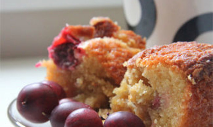 Кекс с крыжовником и сладкой овсяной корочкой