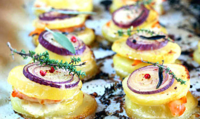 Горячая закуска из картофеля с копченой форелью