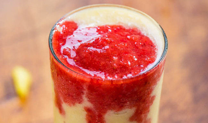 Смузи с клубникой, ананасом и бананом