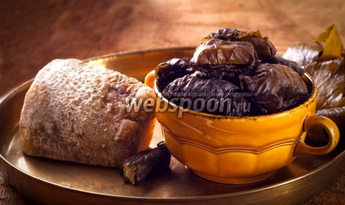 Сыр запечённый в духовке с виноградными листьями