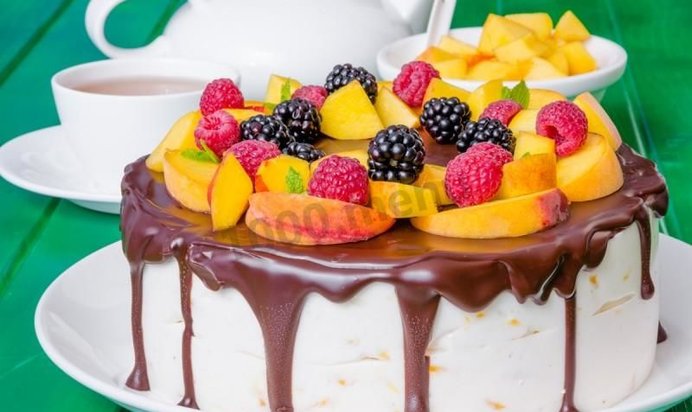 Торт с шоколадными подтеками и фруктами