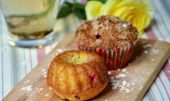 Маффины с овсяными хлопьями и смородиной