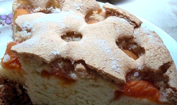 Шарлотка с абрикосами
