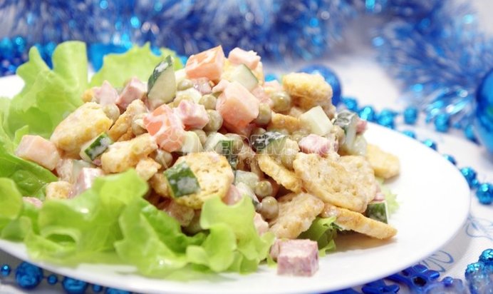 Салат с сухариками «Праздничный»