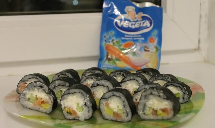 Экзотические роллы с авокадо, огурцом и семгой