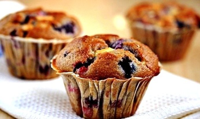 Ягодные кексы с белым шоколадом