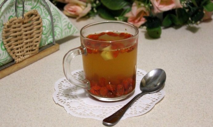Чай с ягодами годжи, имбирём и мёдом