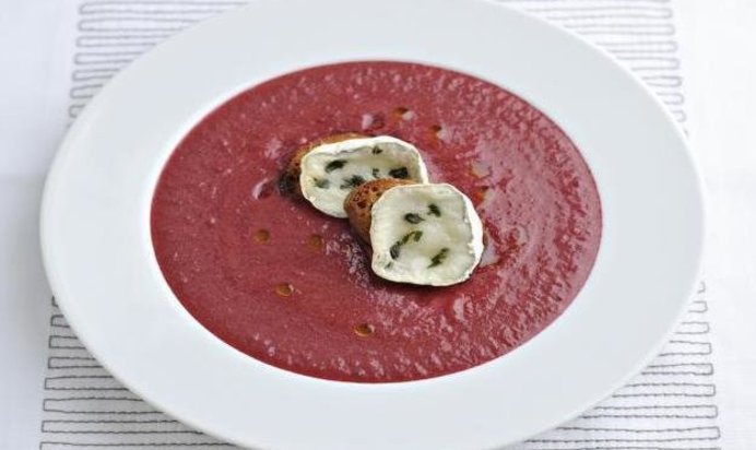 Суп-пюре из свеклы с чесночными гренками и козьим сыром