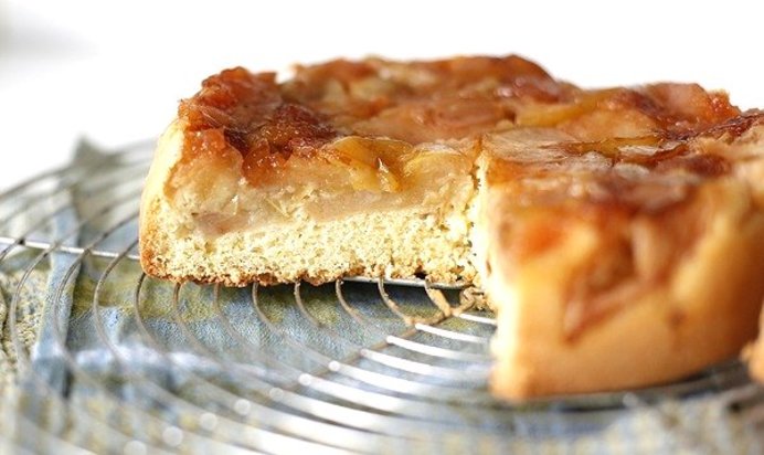 Шарлотка с карамелизированными яблоками